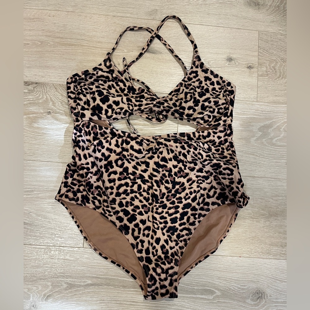 Shade & Shore leopard print swimsuit EUC